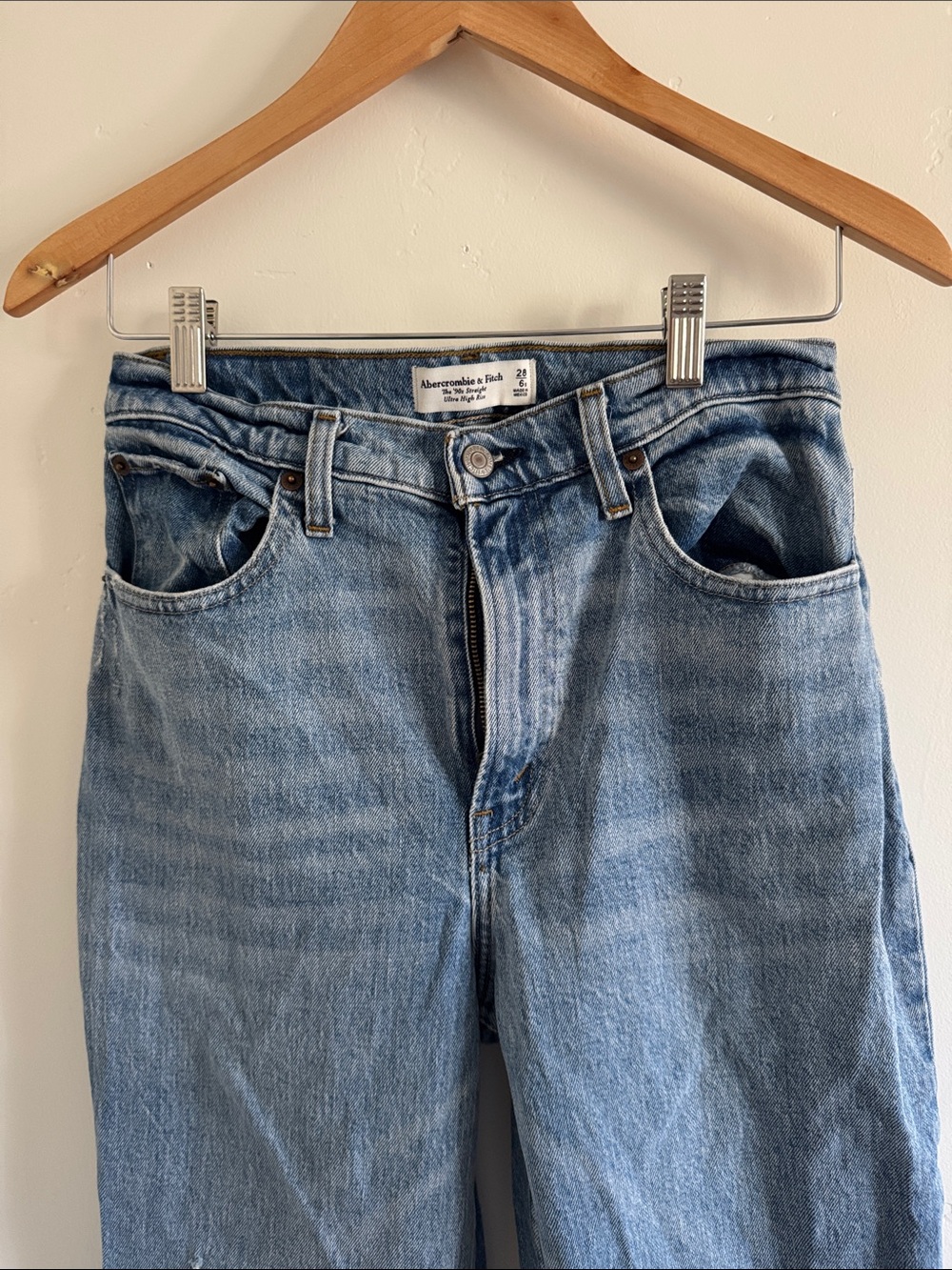 Abercrombie & Fitch women’s Light Wash Straight Jeans